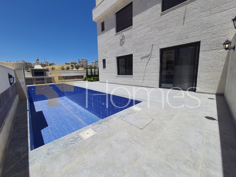  شقة ارضية مع مسبح للبيع في قرية النخيل، بمساحة بناء 200م ومساحة خارجية 300م