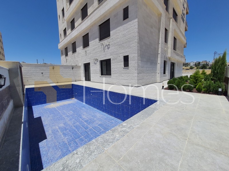 شقة ارضية مع مسبح وحديقة للبيع في قرية النخيل بمساحة بناء 200م 