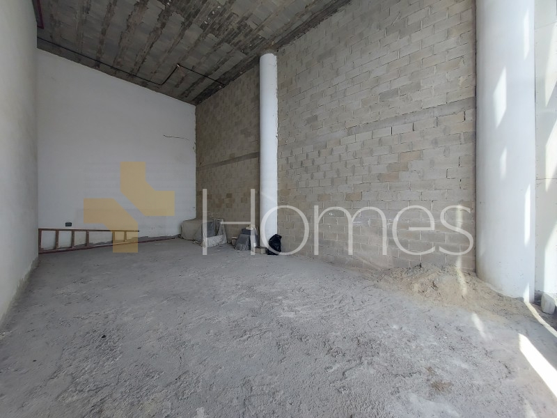 Commercial showroom for rent in Wadi Saqra a building area of 100m