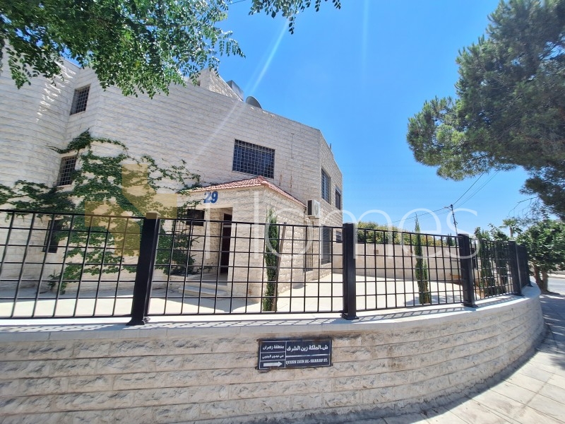 Attached villa for rent in Abdoun area with a building area of 280m