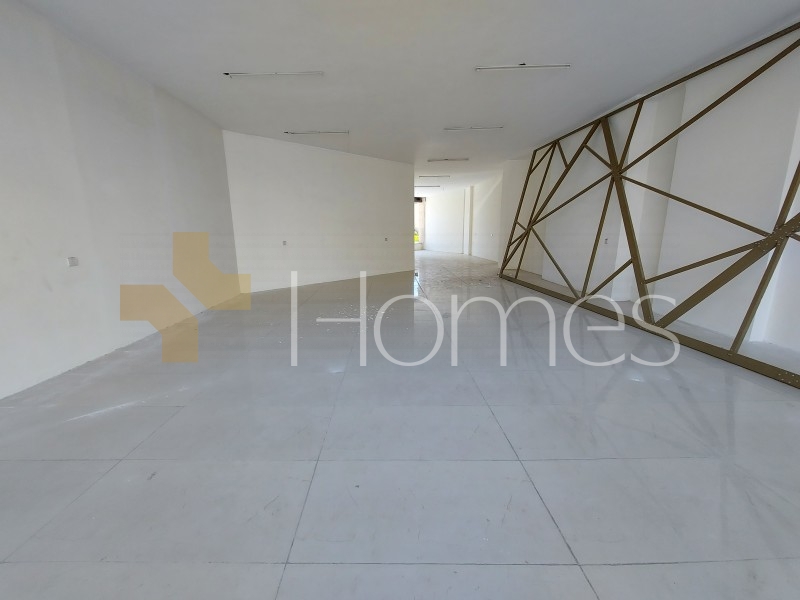 Commercial showroom for rent in Abdullah Ghosheh St an area of 139m