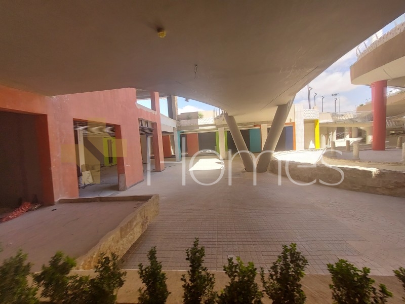 Commercial showroom for rent on Airport Road building area of 1500m