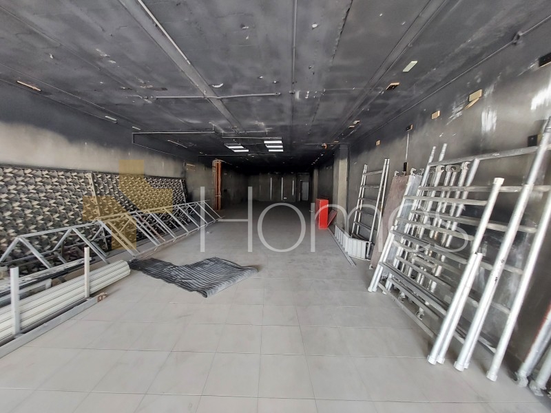 Commercial showroom with  attic for rent in Khalda with and of 400m