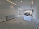 Third floor apartment for sale in Um Uthaina 180m