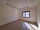 Duplex last floor apartment with roof for sale in Al-Sweifeyeh 265m